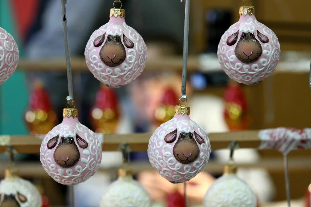 Как делают елочные игрушки. Как делают елочные игрушки. Новогодние елки и игрушки. Необычные елочные игрушки. Нижегородская фабрика стеклянных елочных украшений.