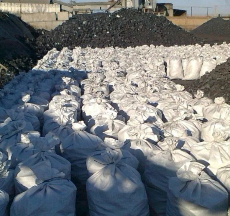 древесный уголь упаковка. фасовка угля. фасовка угля в мешки. уголь в мешках по 25 килограмм. фасовка угля.