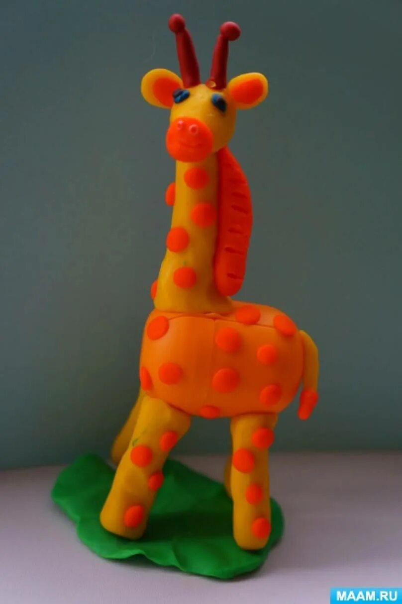 Киндеры пластилины. Лепка Жираф. Жирафик из пластилина. Пластилиновые животные. Жираф из киндера и пластилина.