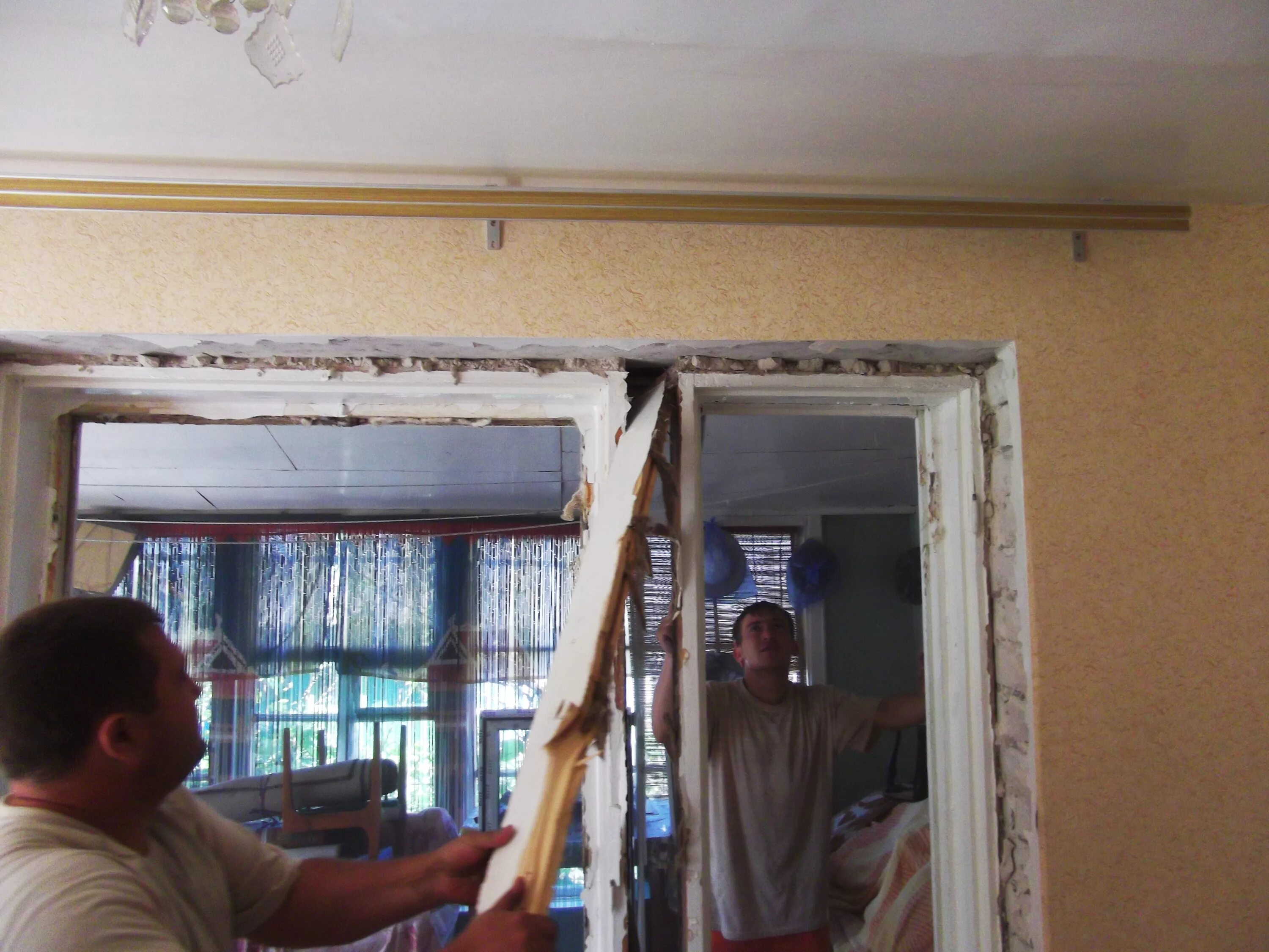 Демонтаж окон. Демонтаж старых деревянных окон. Некачественный пластик на окнах. Демонтаж деревянных окон. Монтаж , демонтаж пластиковых окон.