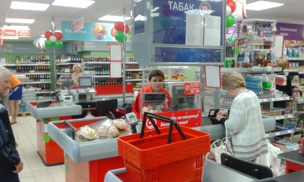 Супермаркет пятерочка. Магазин две пятерочки. Пятерочка ул гагарина 2. Максима горького 38 чебоксары. Магнит и пятерочка.