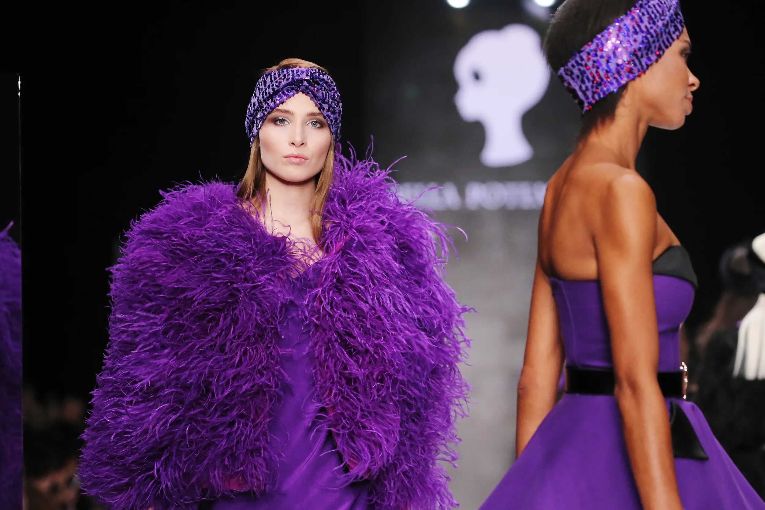 Fashion information. Новая коллекция версаче. Неделя моды в лондоне (london fashion week). Неделя моды в москве мерседес фэшн вик. Модные брендовые вещи.