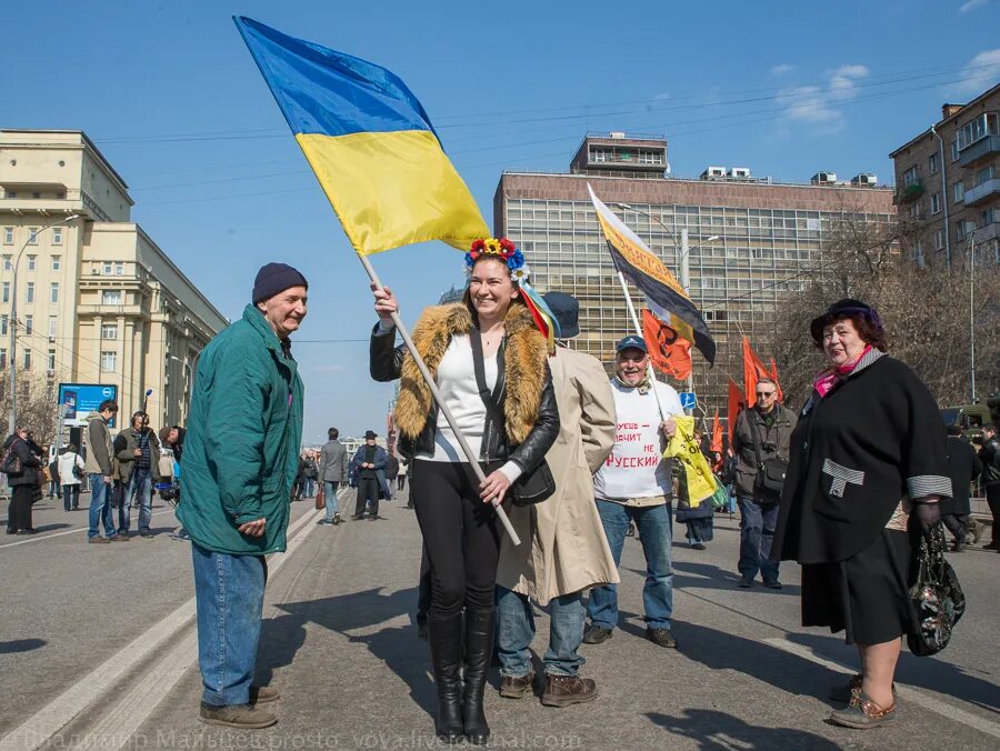 Майдан девушки. Украинки бандеровки. Бандеровка с флагом. Бандеровка на Майдане. Бандеровка на марше.