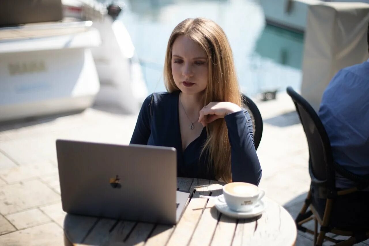 Два фрилансера. Интернет дома. Два фрилансера. Два фрилансера. Пара с ноутбуком.