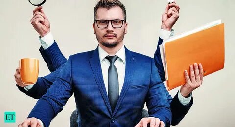 Люди в костюмах работают