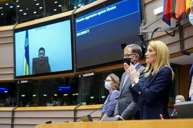 Выступление в европарламенте. Европейский депутат. депутаты европарламента. председатель европарламента. дебаты в европарламенте.