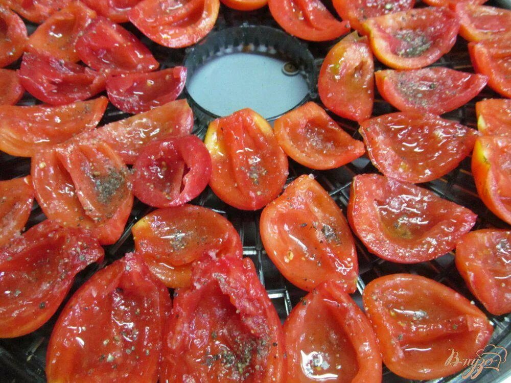 Помидоры в сушилке для овощей рецепт. Вяленые помидоры в электросушилке. Сушёные помидоры в электросушилке. Вяленые томаты в электросушилке. Нарезать вяленые томаты.