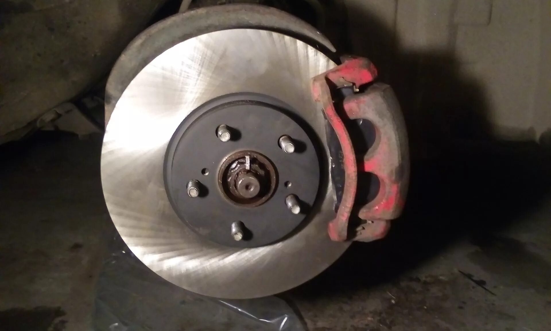 Тормозной диск калдина. Тормозные диски тойота калдина st191. Тормозной диск калдина. Задние дисковые тормоза toyota caldina. Тормозной диск тойота калдина ет 196.