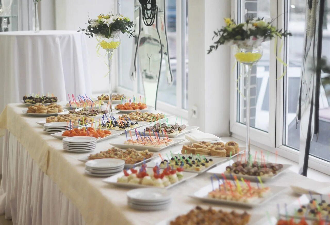 Фуршетный стол. Сервировка фуршета. Сервировка фуршета. Шведский стол закуски. Фуршетный стол.