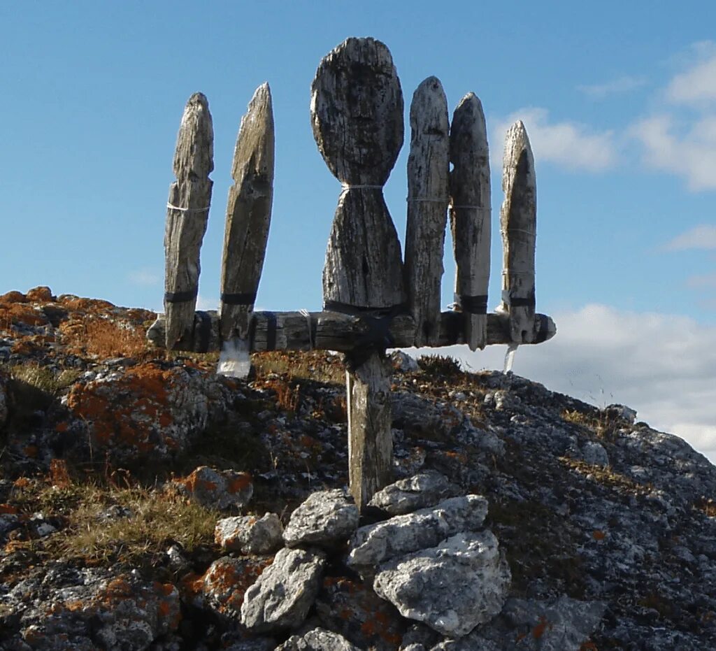 Ancient island. Остров Вайгач идолы. Семиликий идол Вайгач. Вайгач остров ненцы. Священный остров Вайгач.