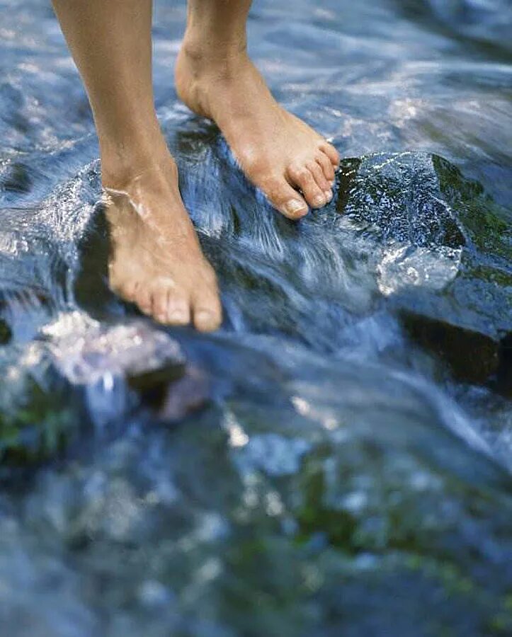Ноги стоящие в воде. Ноги стоящие в речке. Ноги стоят в волне вид с воды. Течет вода из ноги
