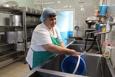 Кухонный работник мойщица