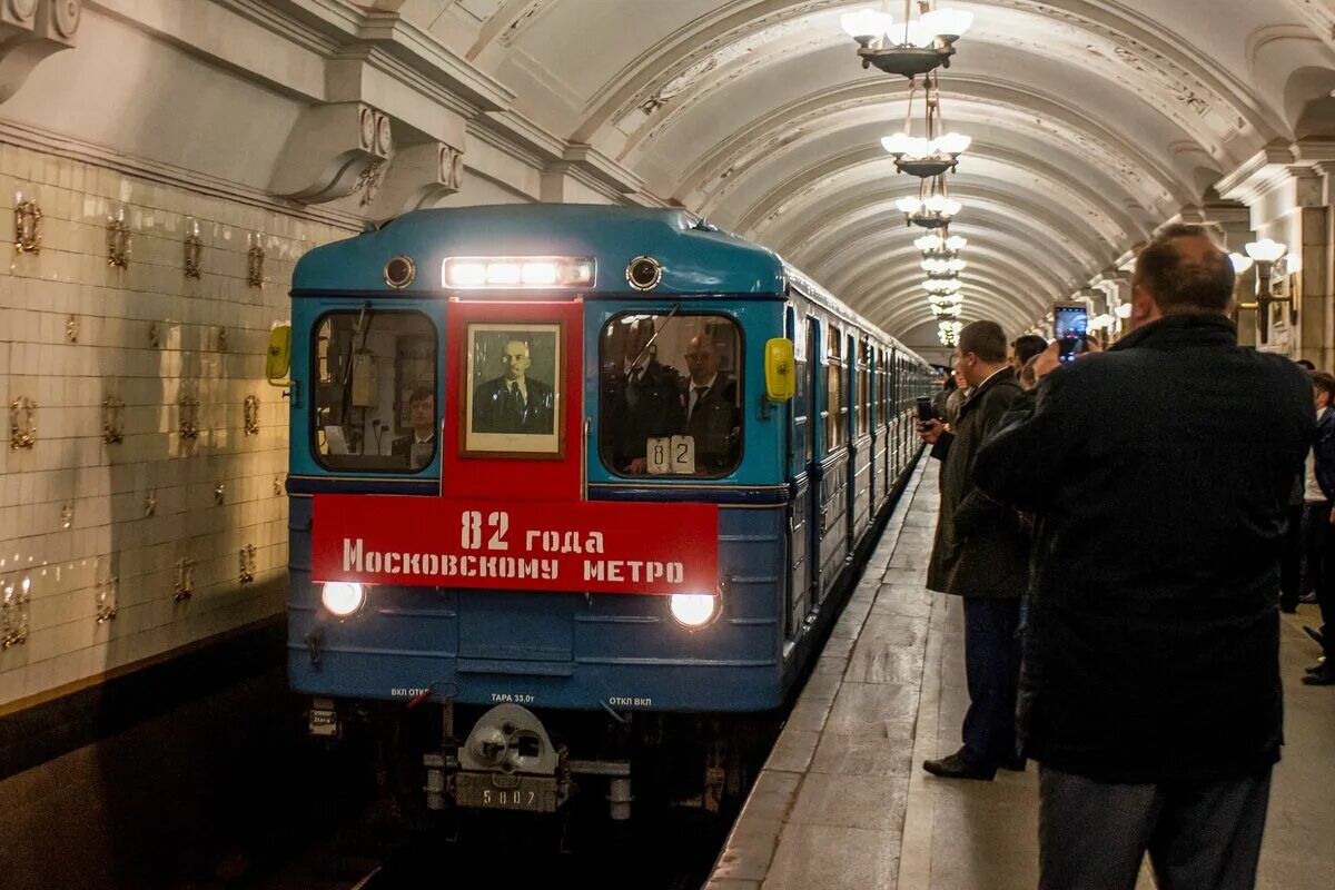 Поезда на кольцевой линии. Парад поездов метро. Ретро поезд на кольцевой линии. Парад ретро поездов метро на кольцевой линии. Парад поездов метро 2023.