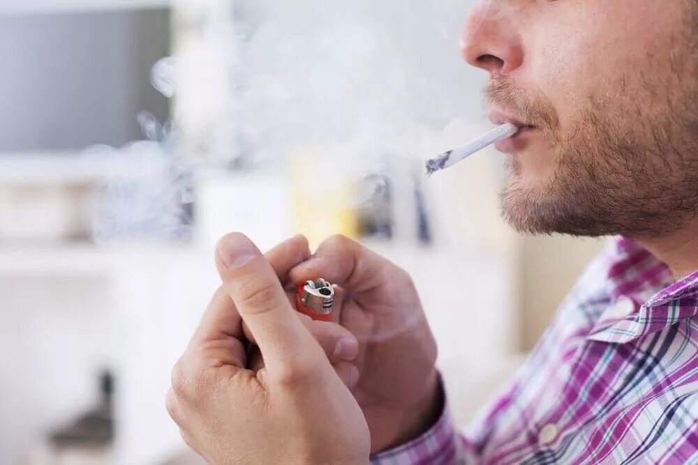 Начала курить муж. Мужчина курит. Курящий человек. Курящий мужчина. Человек закуривает сигарету.