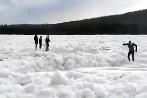 Рыбак на льдине красноярск