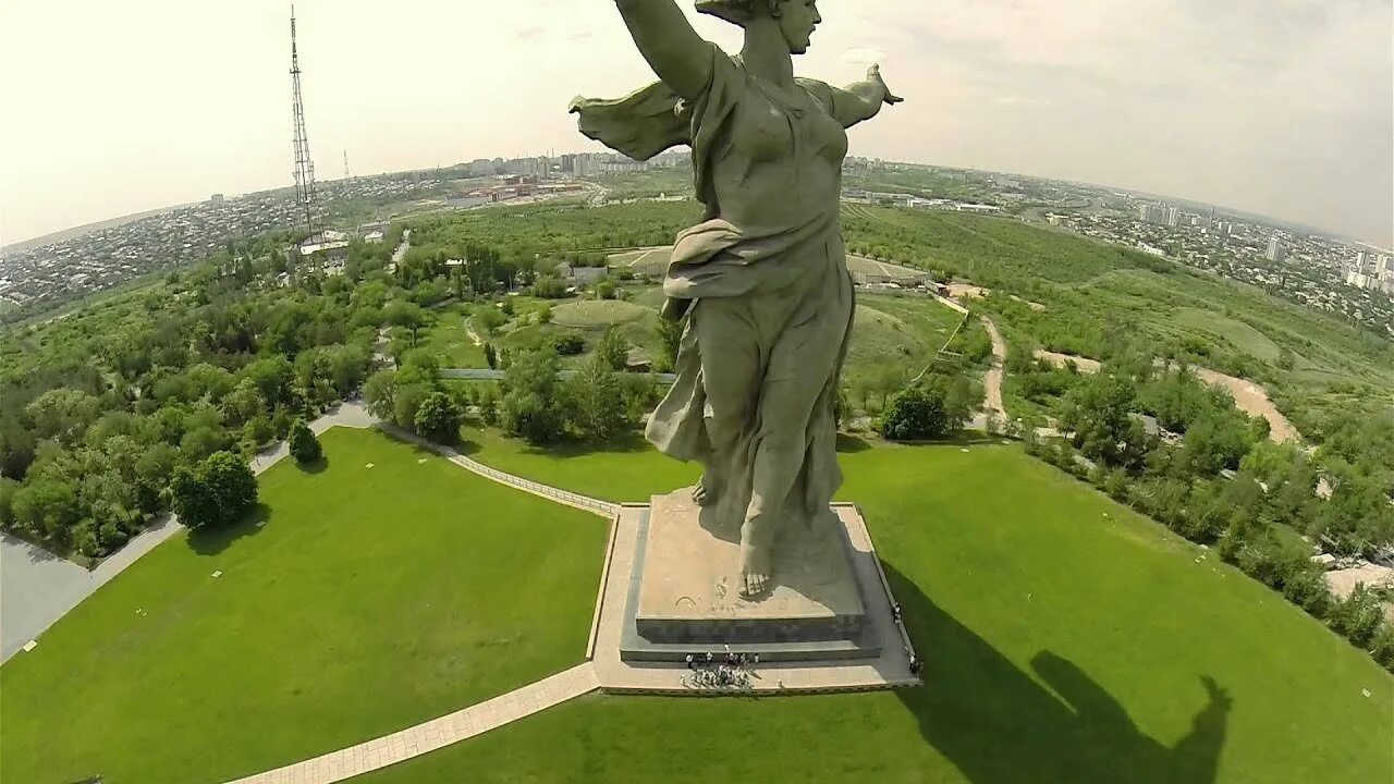 Вид мати. Вид с мамаева кургана волгоград. Мамаев курган волгоград с высоты птичьего полета. Мамаев курган волгоград. Мамаев курган волгоград сверху.