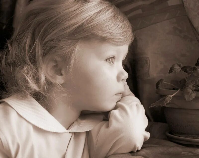 Горе эмоция. Девочка горюет. Женщина плачет. Девочка горюет. Обнимает ребенка.