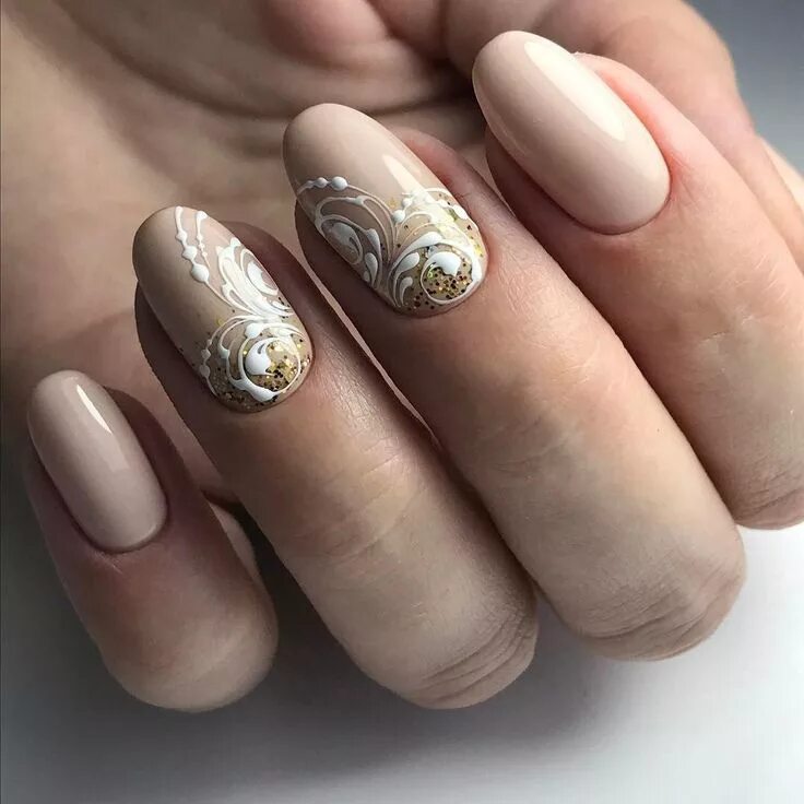 Модный маникюр бежевый Нюдовый маникюр с блестками: короткие, миндаль или квадратные ногти с глиттером