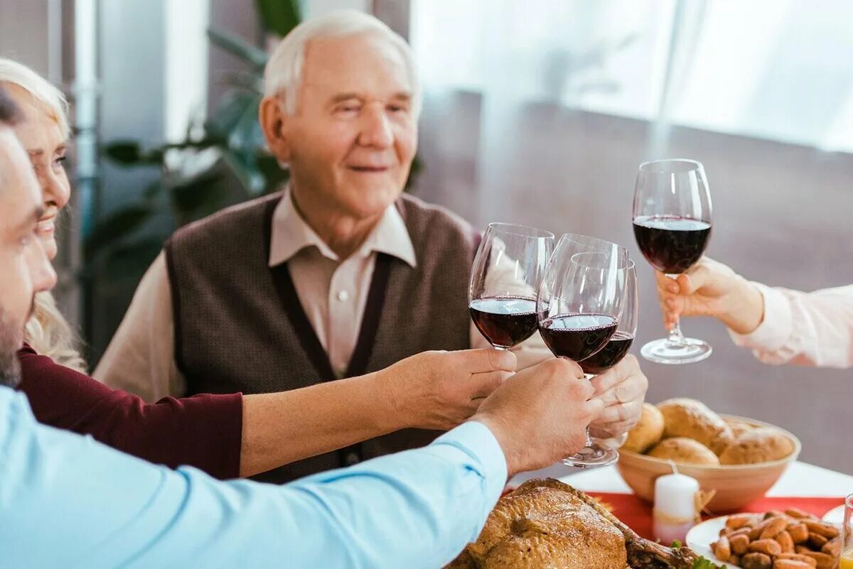 Старик долго и жадно пьет. Вредные продукты для пожилых. Пожилые люди с вином. Пенсионеры пьют вино. Пожилые люди пьют вино.