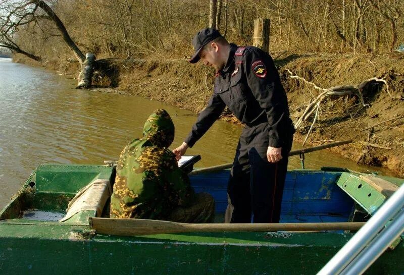 Запрет на ловлю в волгоградской области. Лодка рыбнадзора. Запрет на рыбалку. Отлов рыбы. Запрещенное рыболовство.