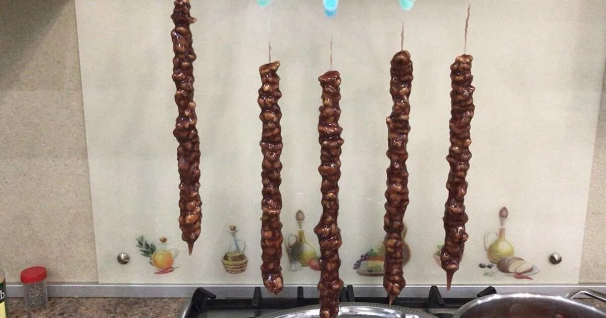 Чурчхела с инжиром и грецким орехом. Чурчхела пищевая ценность. Грузинские сладости чурчхела. Чурчхела с персиками. Чурчхелу моют.