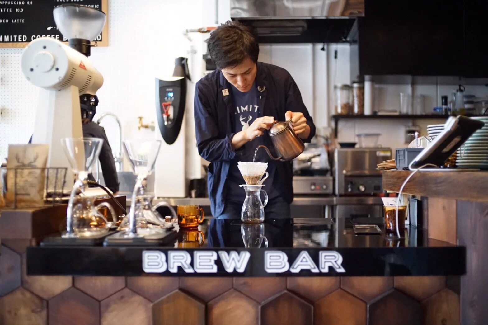 Брю бар. Кофе для брю бара. brew bar. рабочее место баристы. батч брю кофе.