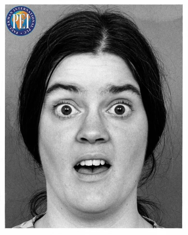 Яркие эмоции человека. Злая девочка. Женщина эмоции. Девушка показывает жест. Девушка эмоции.