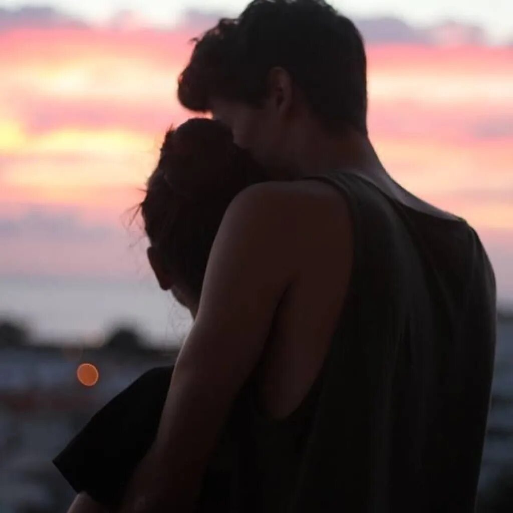 Высокий мужчина обнимает девушку. Светловолосые девушки с парнями. Девушка с короткой стрижкой с мужчиной. Девушка блондинка с парнем. Парен и дека с короткими волосами.