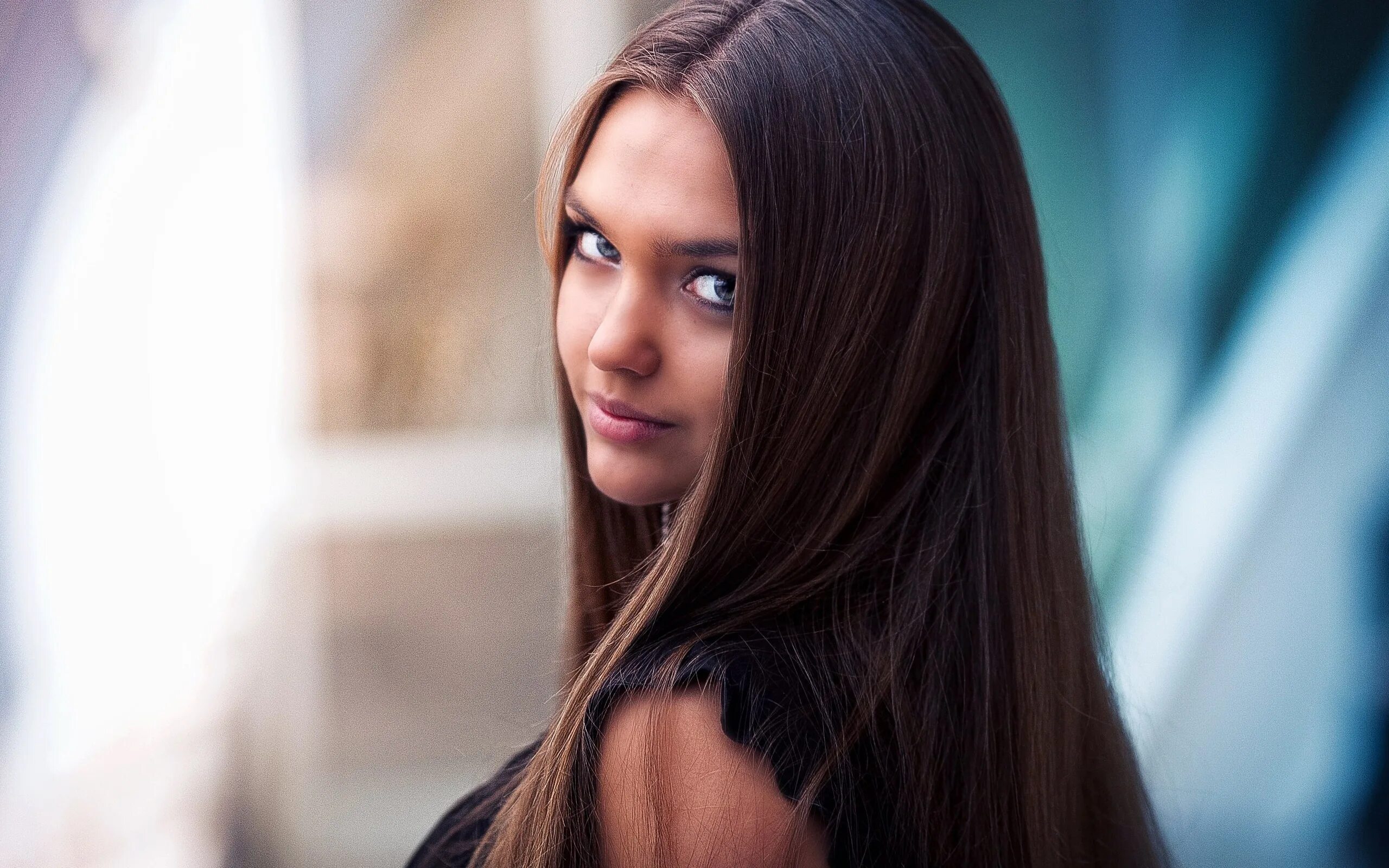 Какие парни нравятся девушкам. Кудряшки или прямые волосы. Длинные волосы для девушки честь. Влюбленная пара. Почему парням нравятся волосы девушек.