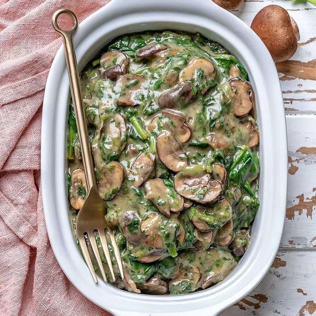 яичница с шпинатом замороженным. грибы со шпинатом в сливках. грибы фаршированные в духовке. кафе графская усадьба липецк. шампиньоны со шпинатом.