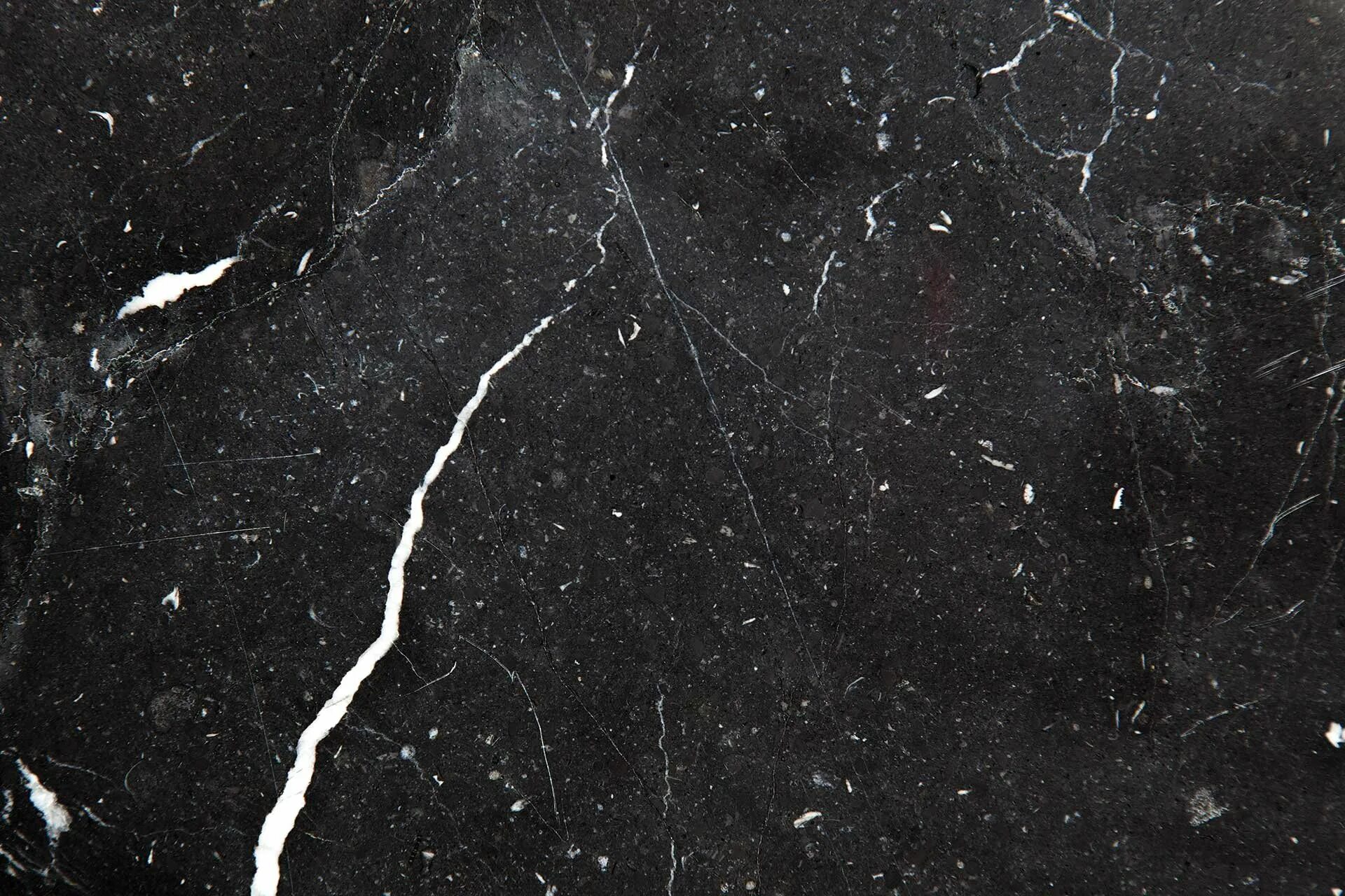 Черный мрамор есть. Мрамор неро маркина. nero marquina мрамор. блэк марквина мрамор. мрамор блэк маркина.