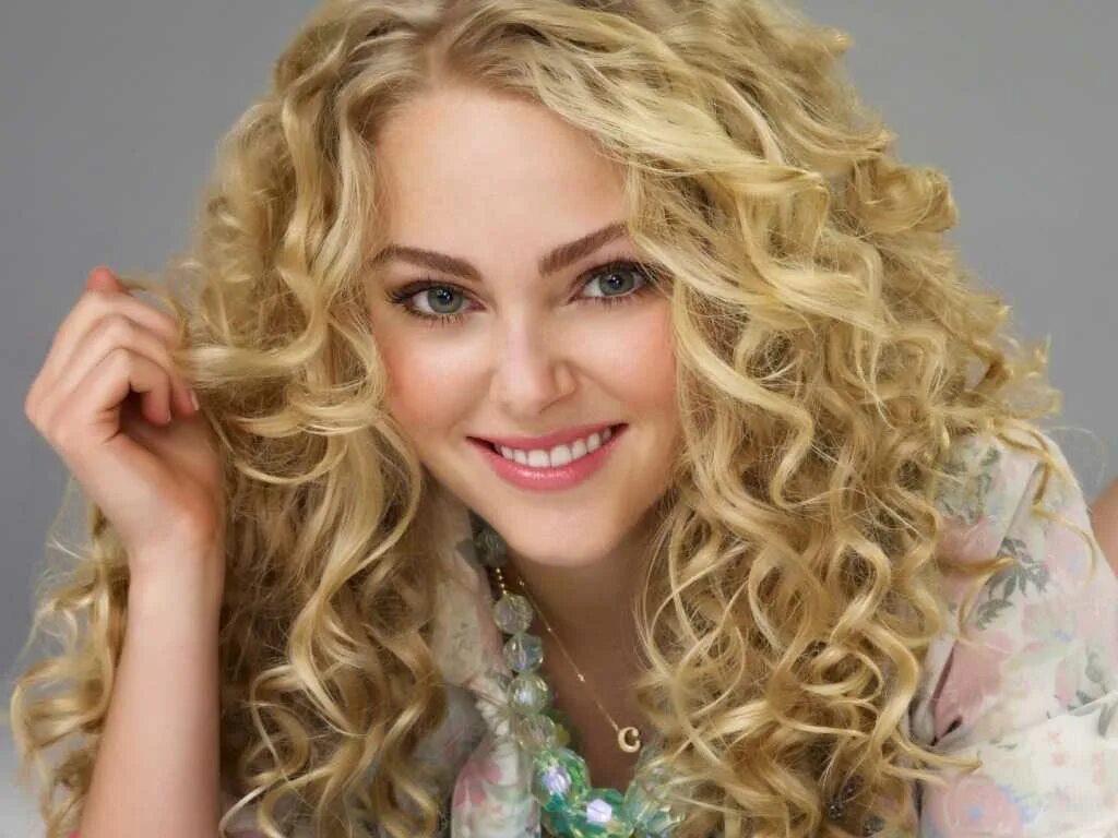 Химическая завивка на средние волосы крупные локоны. ANNASOPHIA Robb hair. Кудри Химка. Керли кудри биозавивка. Кудрявая блондинка.