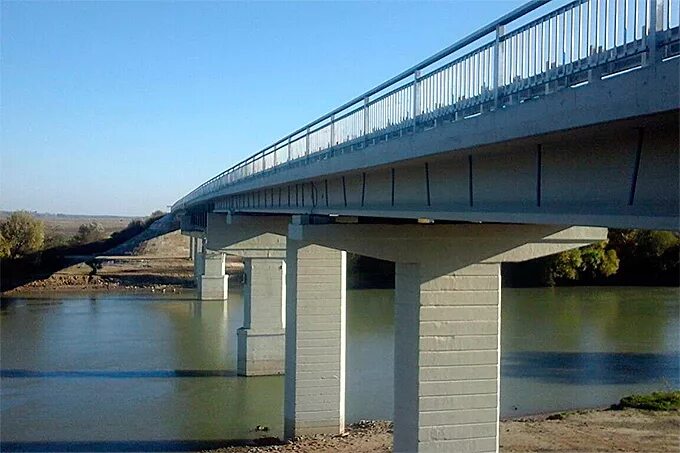 Мосты через реку кубань. Яблоновский мост в краснодаре. Мосты через реку кубань. Краснодар река кубань мост. Река кубань яблоновский мост.