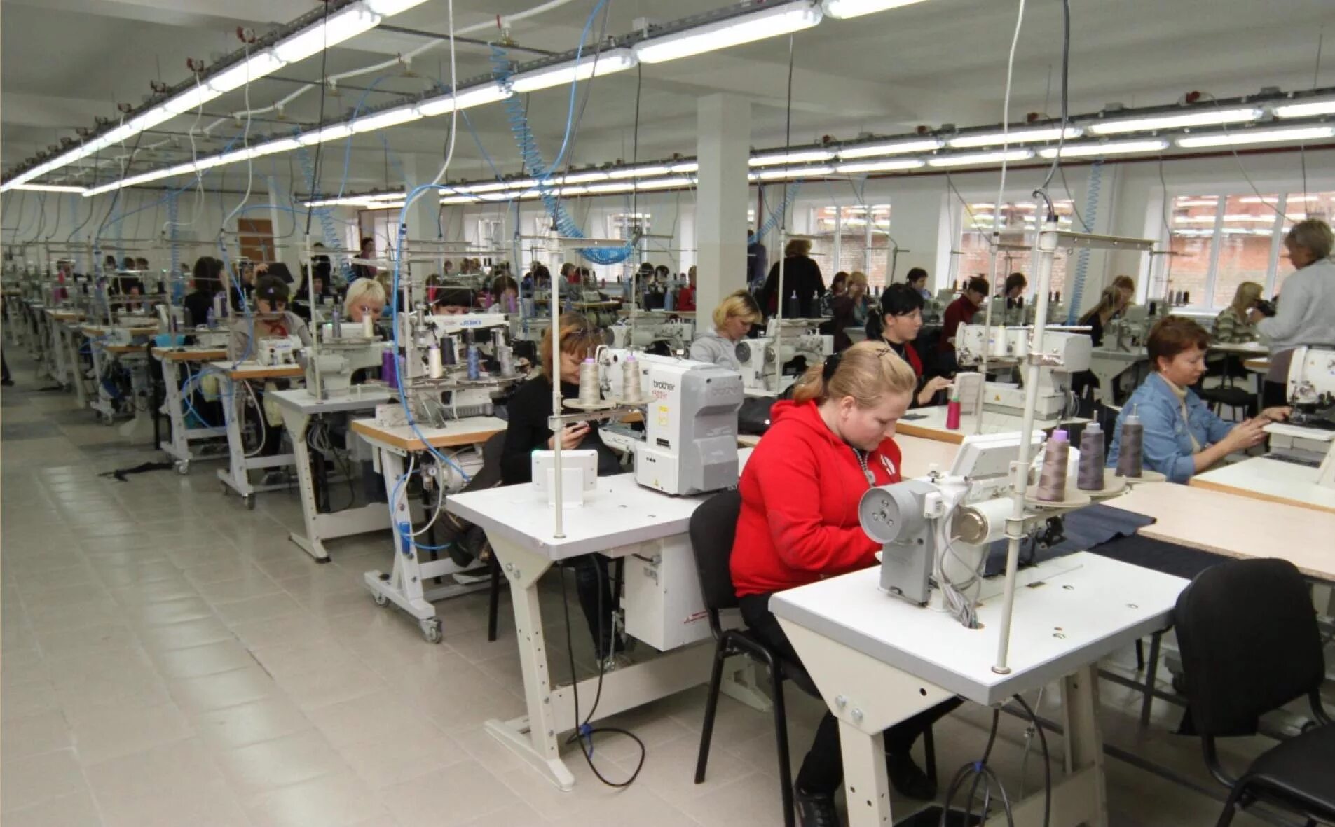 каталог швейных предприятий. швейный цех. каталог швейных предприятий. завод пошива одежды. швейная фабрика элис саратов.