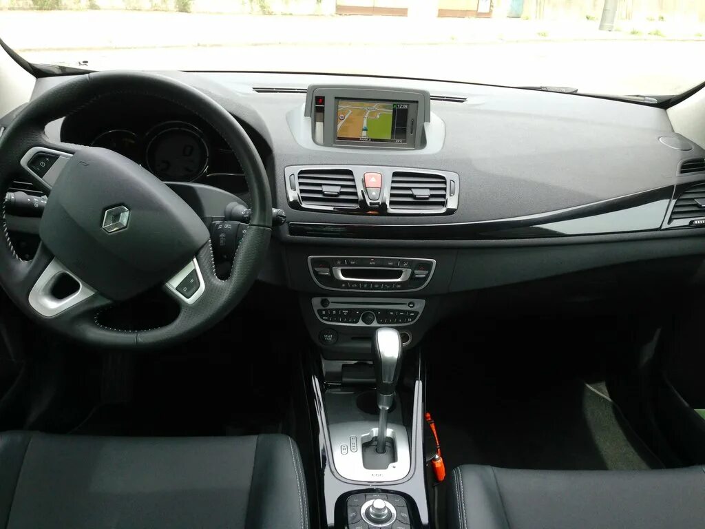Купить б/у Renault Megane III Рестайлинг 1.6 AT (106 л.с.) бензин автомат в Моск