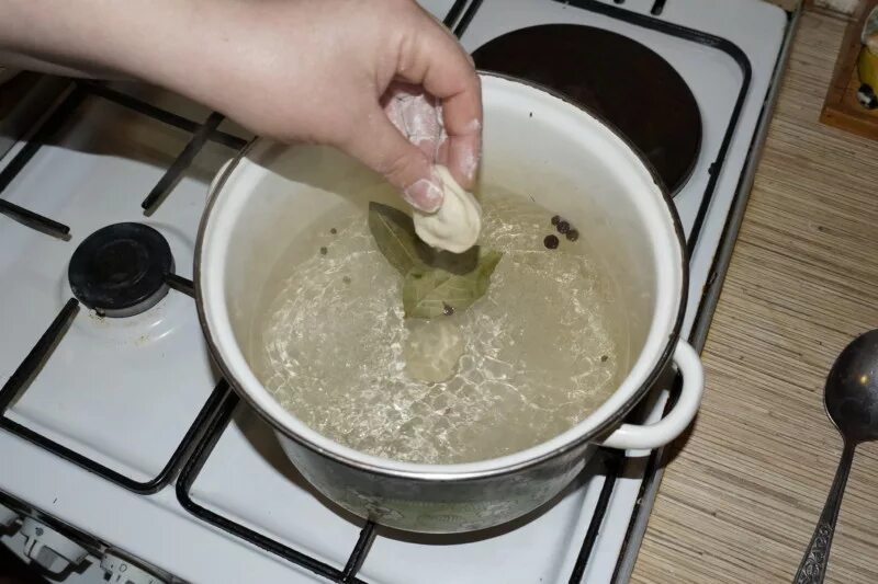 Пельмени варятся в кипящей воде. Пельмени в кипяток. Пельмени в кипящей воде. Пельмени в кастрюле. Варка пельменей.