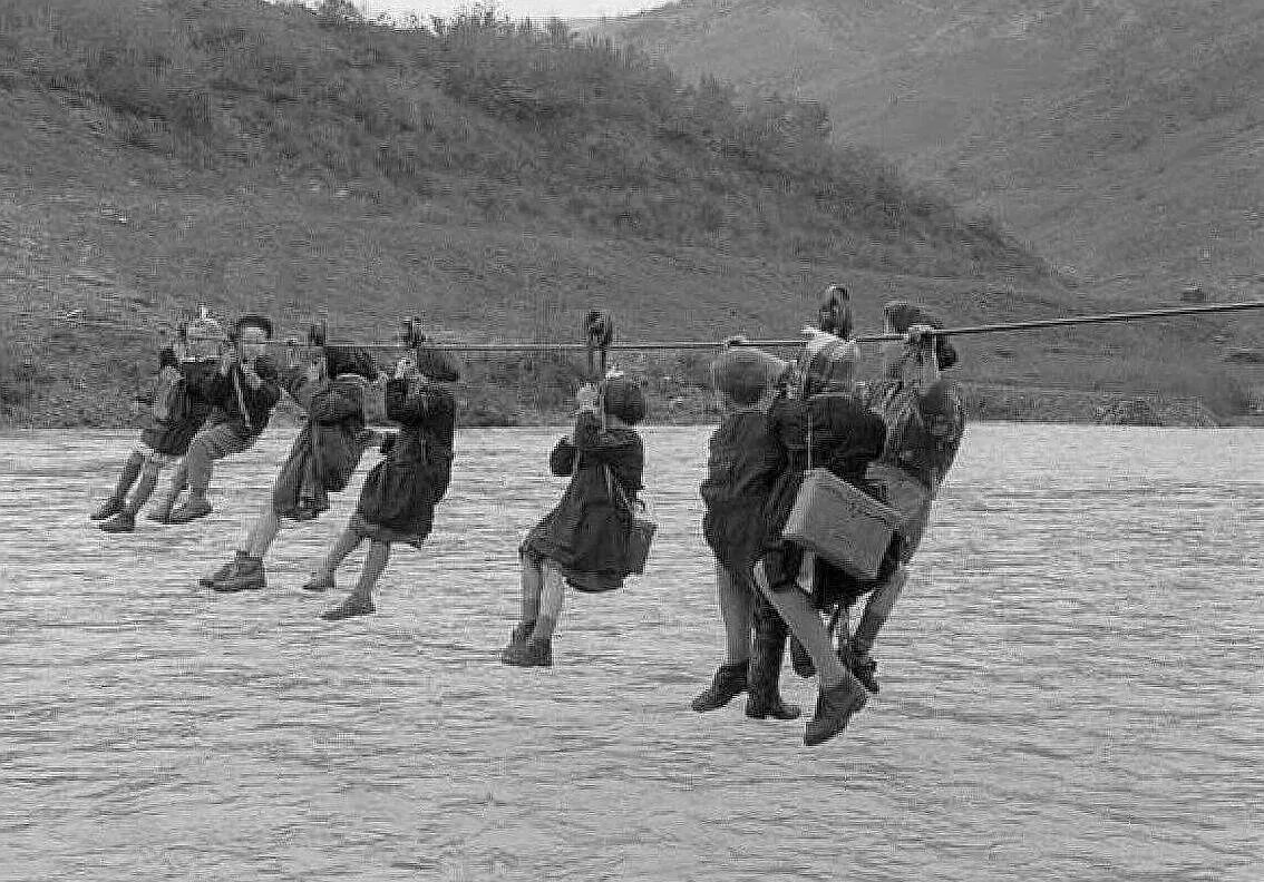 Человек шел через реку. Италия в 1959 году. Дети переправляются через реку. Редкие исторические кадры. Итальянец в 1959 году.