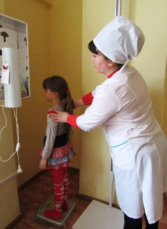 Медицинский осмотр девочек. Школьники на медосмотре. Медицинский осмотр в школе. Школьники на медосмотре. Детский медосмотр в советских школах.