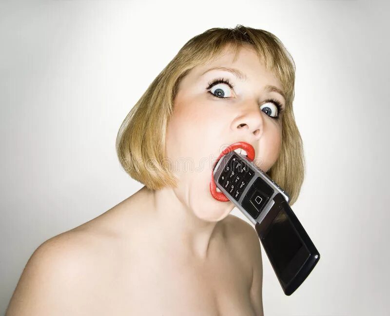 Женщина с телефонной трубкой. Смешная женщина с телефоном. Смартфон во рту. Женщина с трубкой телефона.