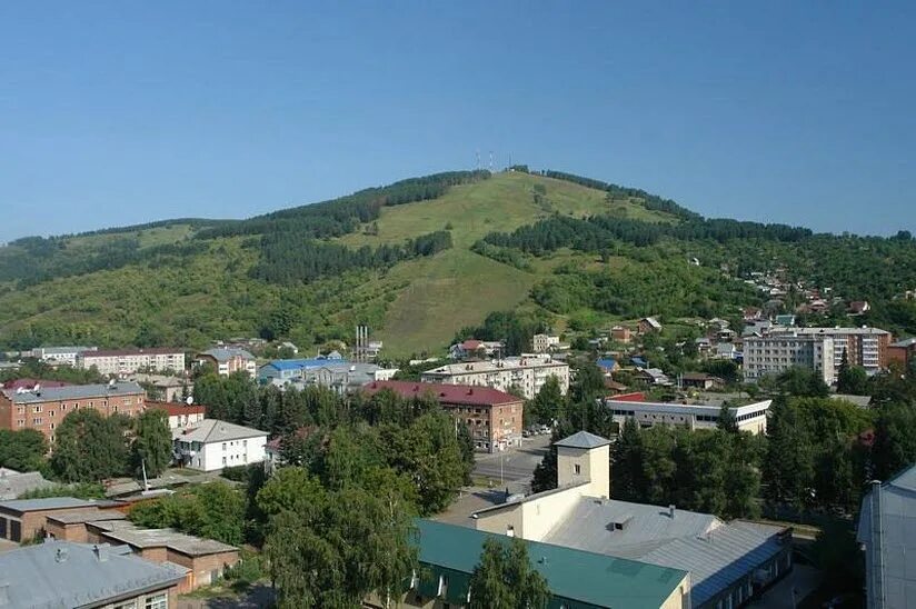 Черный горно алтайск. Гора тугая Горно-Алтайск. Горы в Горно Алтайске. Гора тугая Горно-Алтайск вид. Горно-Алтайск гора Комсомольская смотровая площадка.