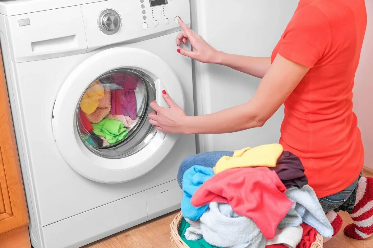 Закидывает вещи в стиралку. Пуховик в стиральной машине. Стирка белья в машинке автомат. Стирка белья в машинке автомат. Загрузка вещей в стиралку.