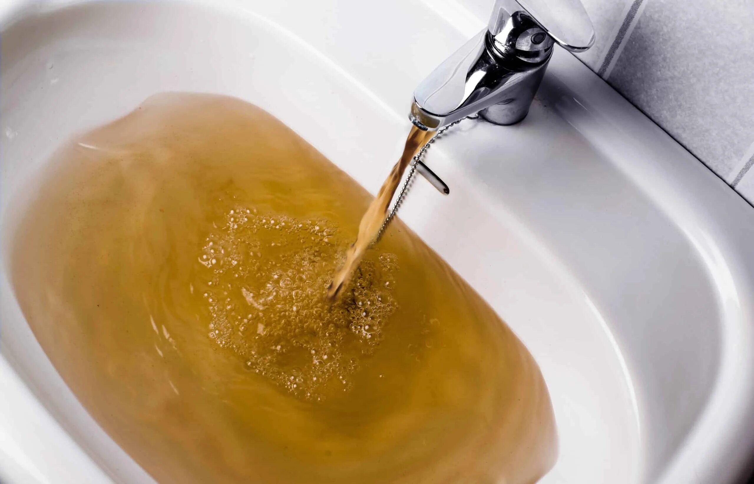 Желтая вода из крана. Грязная вода из крана. Ржавая вода из крана. Плохая вода. Вода с ржавчиной