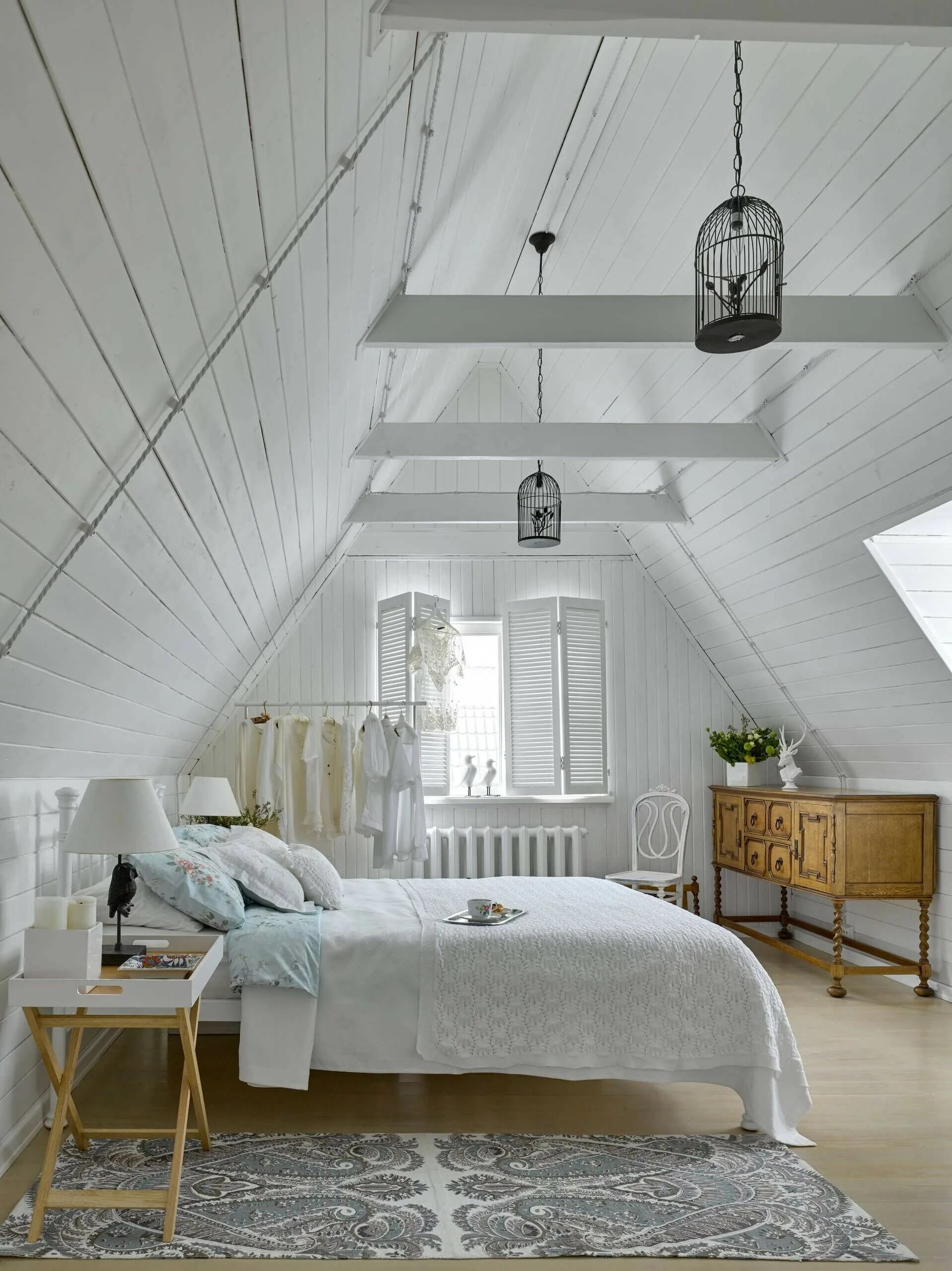 Свет в комнате на даче. Мансарда в скандинавском стиле. Интерьер мансарды. Спальня в скандинавском стиле. Мансардная комната.