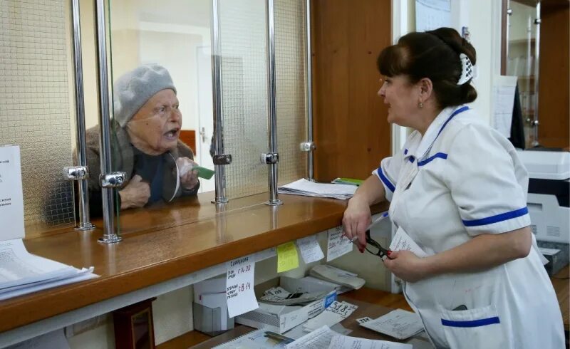 Пенсионеры в поликлинике. Теперь ты бабка ты с поликлиники. Анекдоты про врачей. Теперь ты бабка ты с поликлиники. Регистратура карикатура.