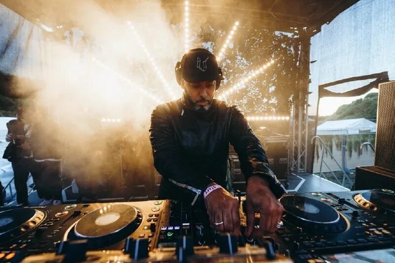 группы иностранных слов диджей музыкант. диджей продюсер. сирийский диджей. диджей продюсер. Party favor исполнитель.