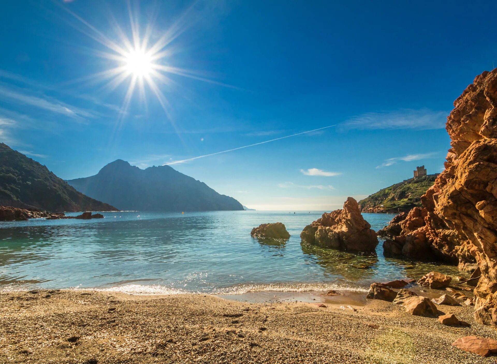 Горе море солнце пляж. Корсика бухта. корсика горы. море и горы. море горы пляж.