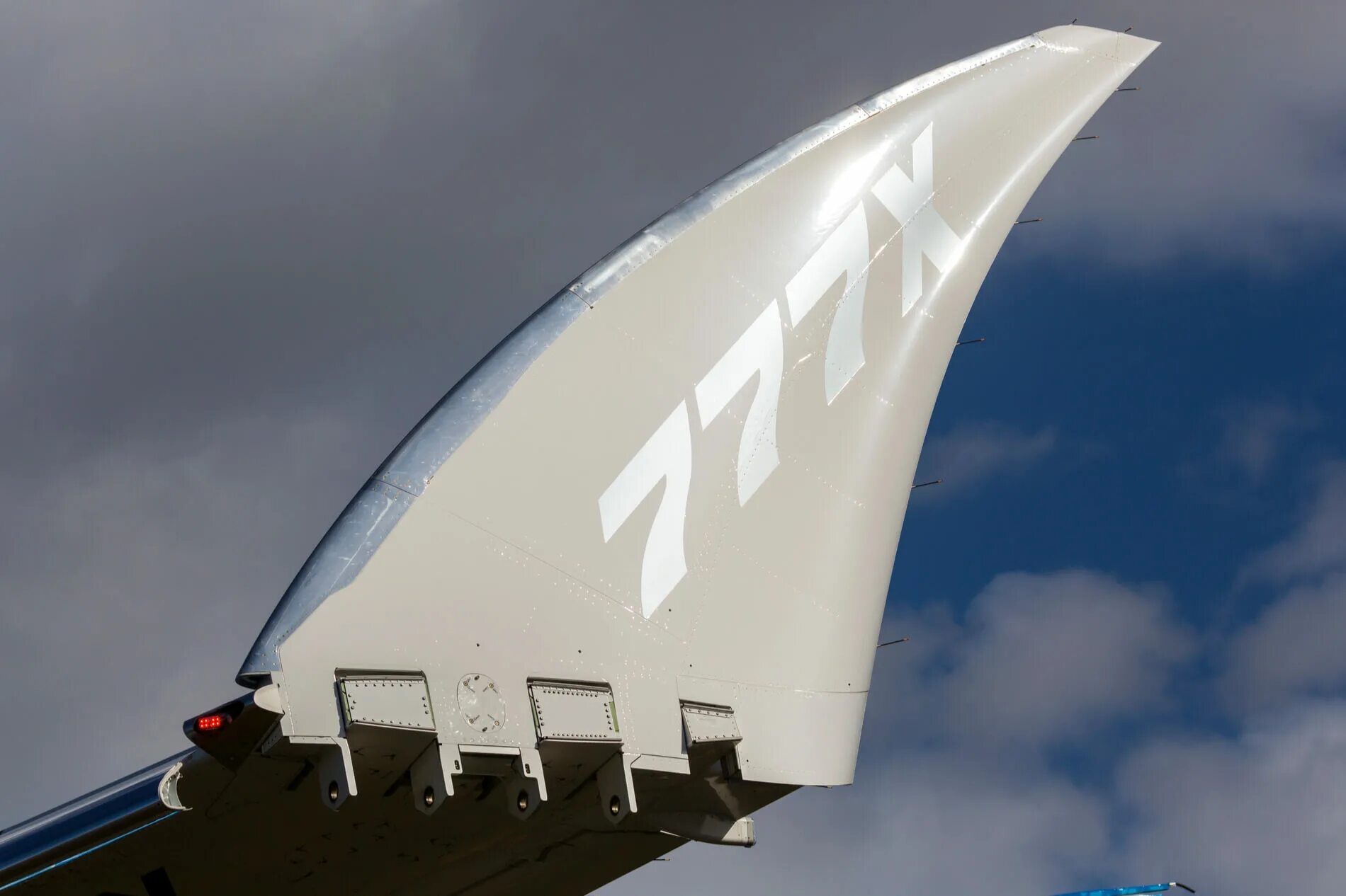 Боинг 777 предкрылок. Боинг 777 9. Механизация крыла боинг 777. Фюзеляж боинг 777. Крыло 777.