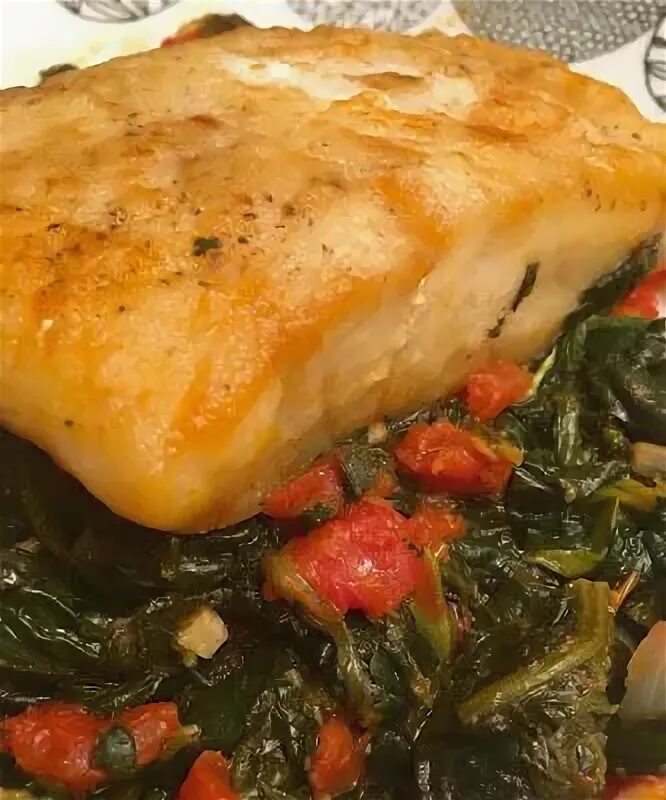 Рыба с шпинатом. Форель с песто. Форель радужная фаршированная шпинатом. Лосось со шпинатом. Красная рыба со шпинатом.