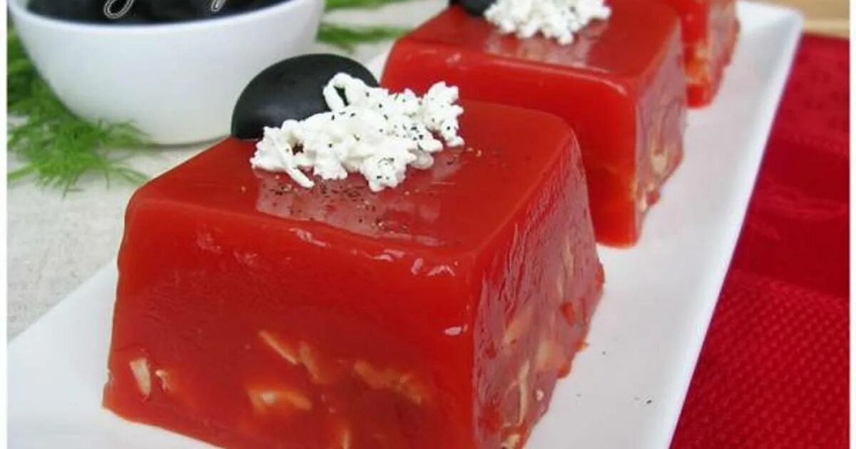 Желе с мясом как называется. Заливное из томатного сока. курица в желе. холодец из курицы в томатном соке.