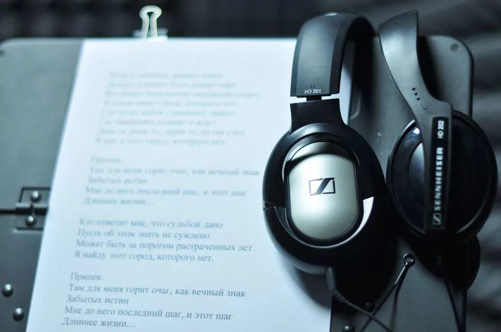 Запись песни в подарок. Запись песни в подарок. Сертификат на звукозапись. Ребенок с микрофоном в студии звукозаписи. Запись песни в подарок.